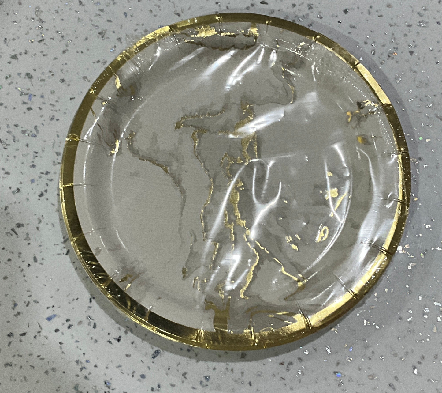 Platos bizcocho marmoleado blanco y dorado