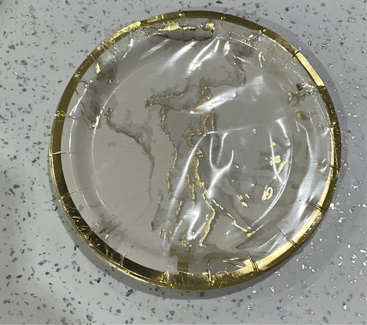 Platos bizcocho marmoleado blanco y dorado